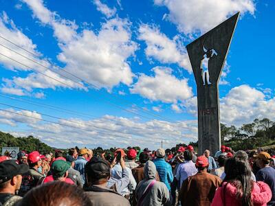 Monumento en memoria de Antonio Tavares, fue diseñado por Oscar Niemeyer y construido cerca del lugar de la masacre. Foto: Juliana Barbosa/MST-PR