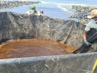 - Durante los primeros días, el petróleo extraído era depositado en pozos con una capacidad de dos mil galones. En la limpieza participaron guardaparques del Sernanp en Perú. Foto: Sernanp.