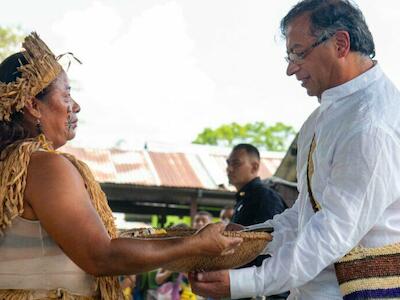 - El presidente Gustavo Petro recibe un obsequio de una lideresa indígena en el departamento del Amazonas. Frenar la violencia contra los líderes indígenas y ambientales sigue siendo un desafío. Foto: Presidencia de la República de Colombia.