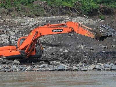 En Ecuador, la minería ilegal destruye el río Santiago y un pueblo indígena toma la iniciativa de defenderlo