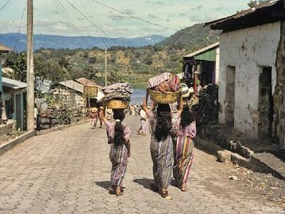 Tres mujeres mayas en el Lago Atitlán (1980). La población indígena de Guatemala ha caminado un largo recorrido para conquistar sus derechos. Foto: H. Grobe