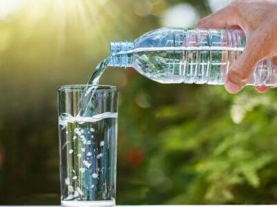 Hay más microplásticos en el agua embotellada que de grifo