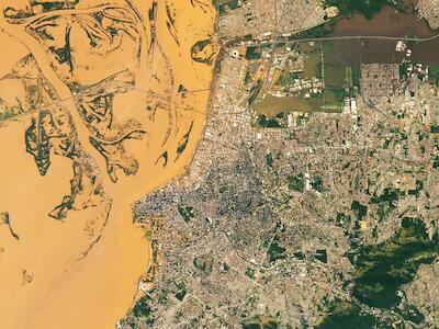 Agua fangosa de lluvias torrenciales rodea Porto Alegre. Foto: earthobservatory.nasa.gov