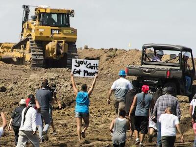 - Manifestantes nativos y sus seguidores frente a camiones de Energy Transfer en 2016. ROBYN BECK/AFP via Getty Images