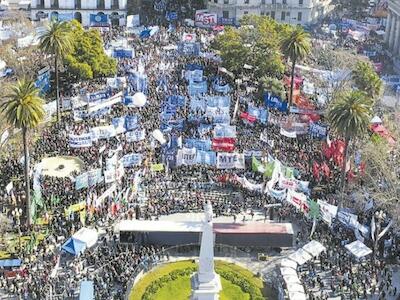 Argentina. En el día de San Cayetano se realizó multitudinaria movilización hacia Plaza de Mayo: por “pan, paz, tierra, techo y trabajo”.