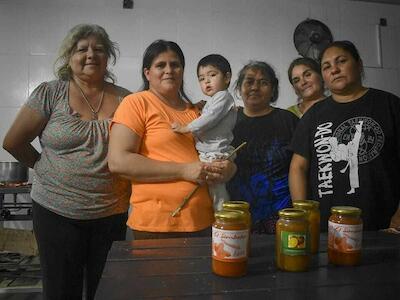 Ángela Colombres y Patricia Páez junto a otras mujeres de la cooperativa