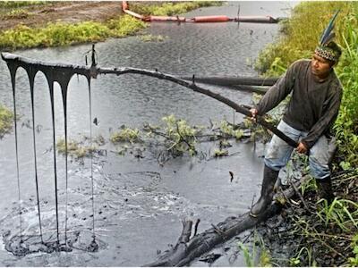 Imagen: un derrame petrolero en la Amazonia peruana. Alex Kornhuber / Pucp