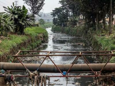 Un río contaminado en Kampala, capital de Uganda. / LUIS TATO