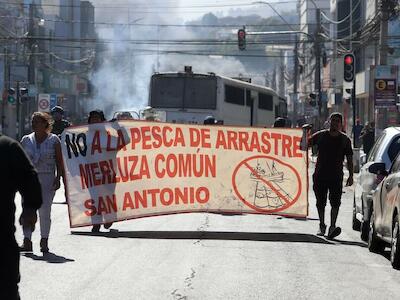 Largas navegaciones de más de 30 km mar adentro para pescar merluza: La crisis tras protestas de pescadores en Valparaíso