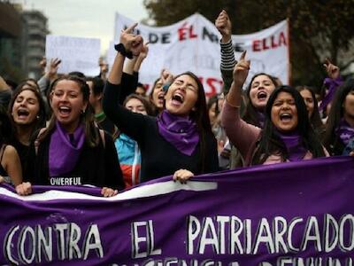 Las mujeres dedican dos horas más que los hombres a trabajos no remunerados